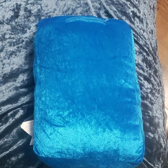 BNIB i-pod musical pillow with built-in speaker and auxiliary cord. - Picture 2 of 7